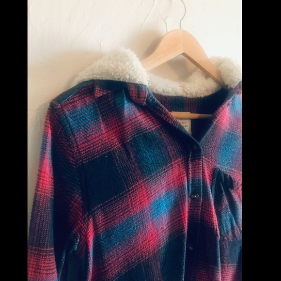 American Eagle Red Plaid Vintage Boyfriend Hooded Flannel - Picture 2 of 11